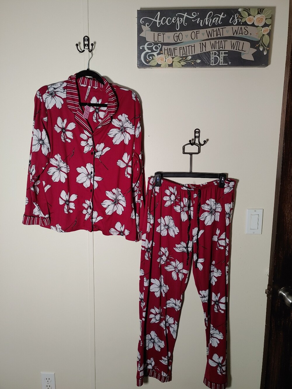 Like New Flora Nikrooz Classy LG 10/12 Floral Long Sleeve Pajama Set